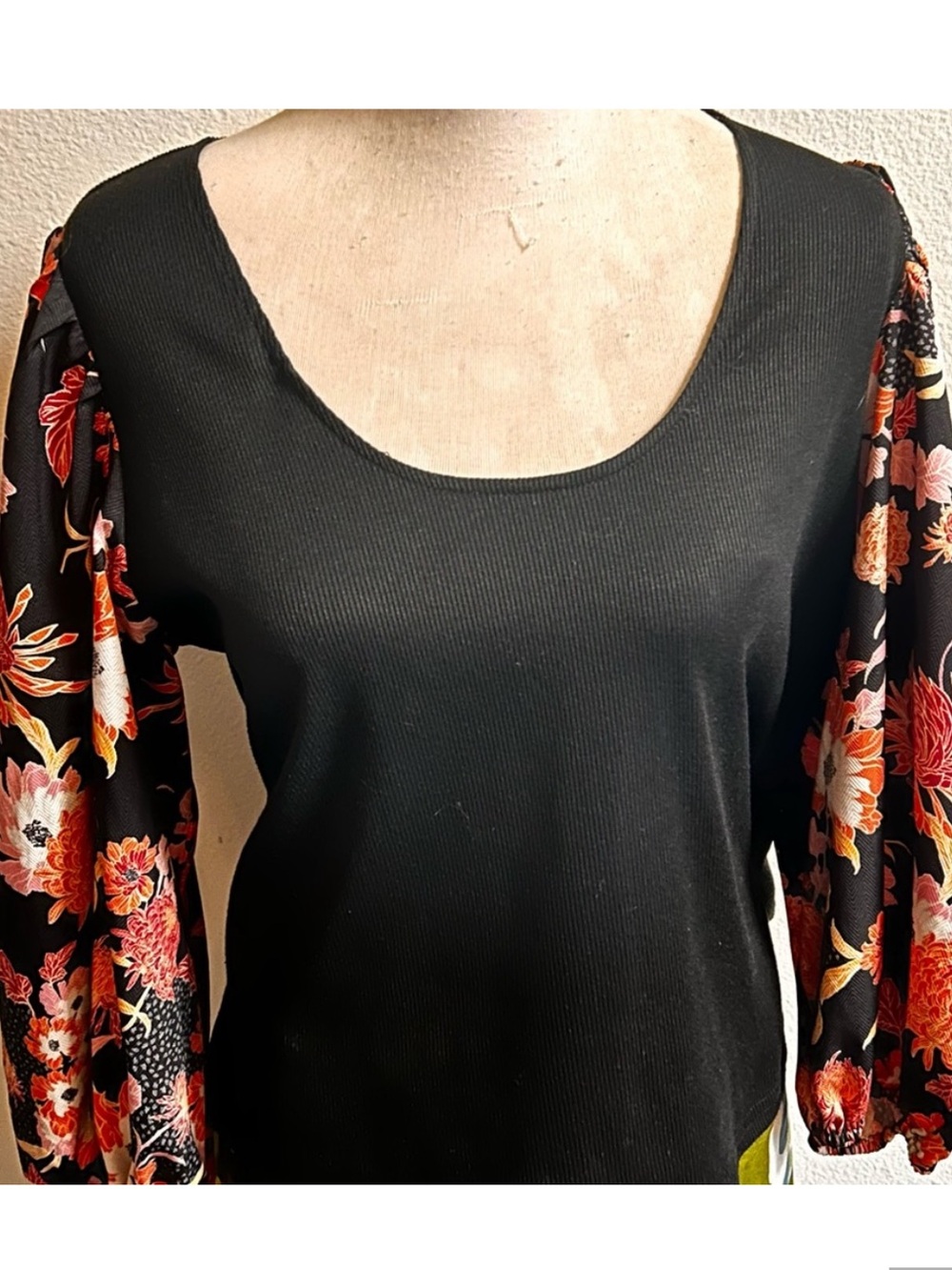 Dolan / Anthropologie Black Top with Floral Sleeves sz 1X good condition